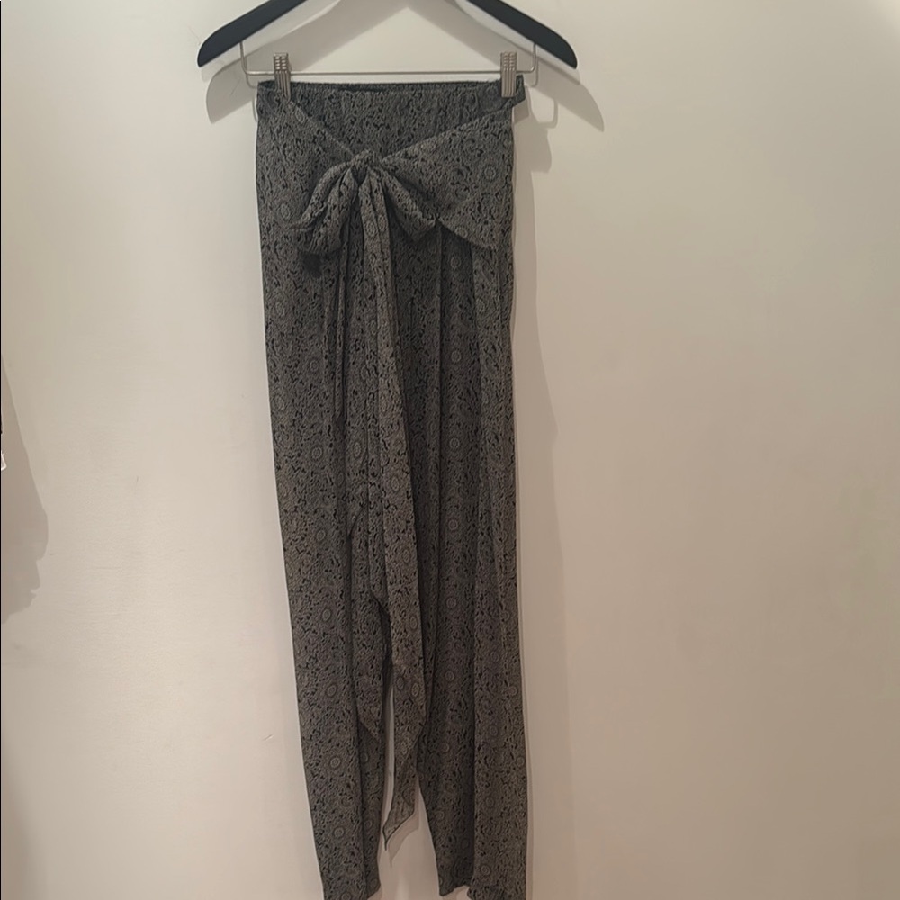 VINTAGE Donna Karan black palazzo pants with front ties. Size M.